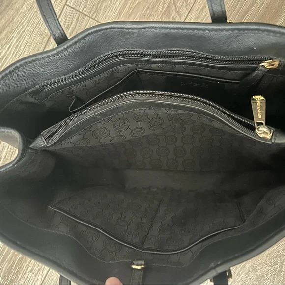 Michael Kors Black Large Shoulder Bag - Picture 4 of 8